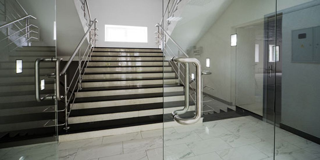 Statt den Fahrstuhl oder die Rolltreppe, Treppe nutzen