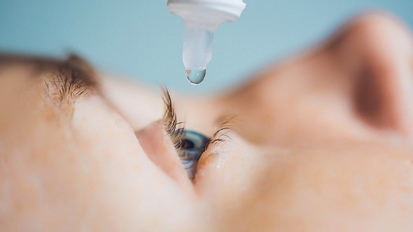 Nahaufnahme einer Person, die ihre trockenen Augen mit Augentropfen benetzt - Foto: istock_galitskaya