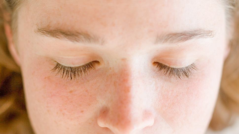 Eine Nahaufnahme von einer Frau mit geschlossenen Augen - Foto: istock_kjohansen