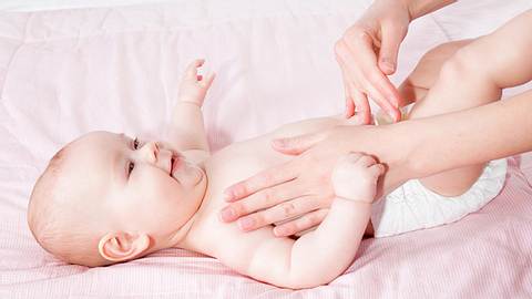 Eltern sollten ihre Babys nicht mit Oliven- und Sonnenblumenöl eincremen. - Foto: Fotolia