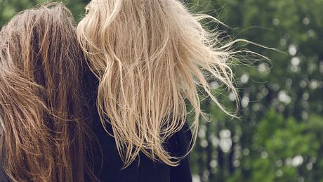 Trockene Haare bei Mädchen - Foto: istock/RobertoDavid