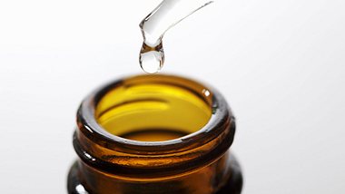 Medizinisches THC in Tropfenform - Foto: iStock/temmuz can arsiray