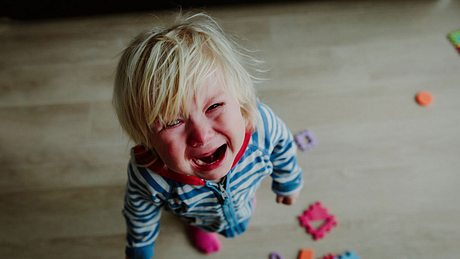 Ein kleines Kind hat einen Wutanfall - Foto: iStock/Nadezhda1906