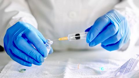 Arzt füllt Injektionsspritze mit Impfstoff - Foto: iStock / Meyer & Meyer