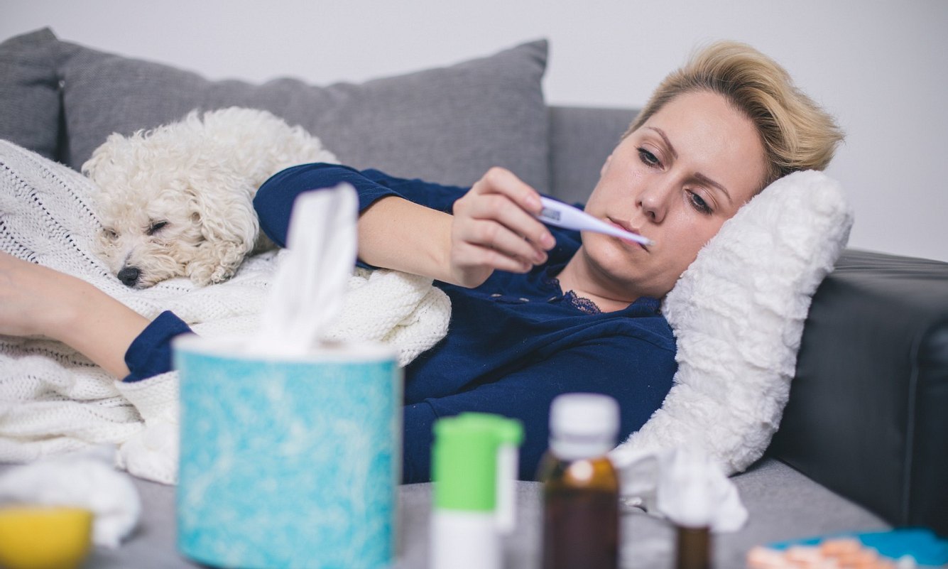 Sehr hohes Fieber ist eines der häufigsten Symptome einer Typhus-Erkrankung
