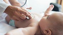 Arzt untersucht Baby bei einer U-Untersuchung - Foto: iStock / simarik 