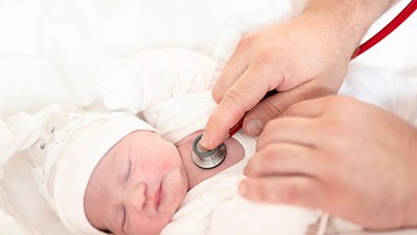 Baby wird vom Arzt untersucht. - Foto: iStock/isayildiz