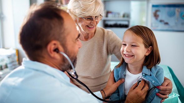 Kind beim Kinderarzt, Vorsorgeuntersuchung - Foto: iStock/Geber