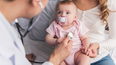 Baby mit Mutter und Arzt - Foto: iStock/georgerudy