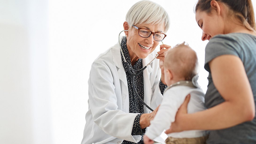 Eine Kinderärztin untersucht ein Kleinkind bei einer U5-Untersuchung - Foto: istock/cecilie_arcurs