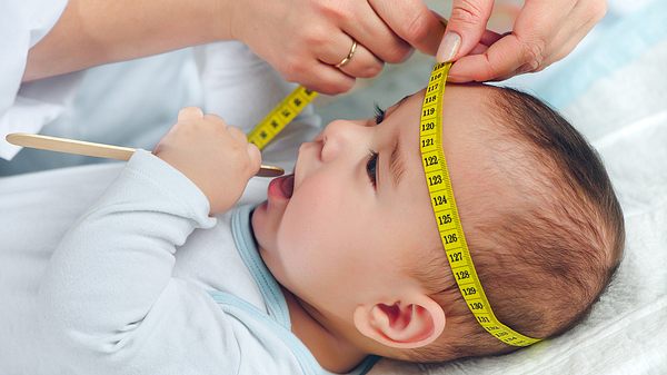 Kopf von Baby wird vermessen - Foto: iStock/artmarie