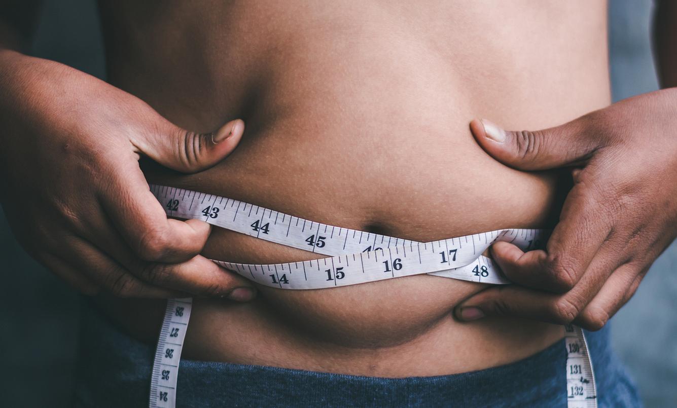Übergewicht gilt als Risikofaktor für eine Prostatavergrößerung.