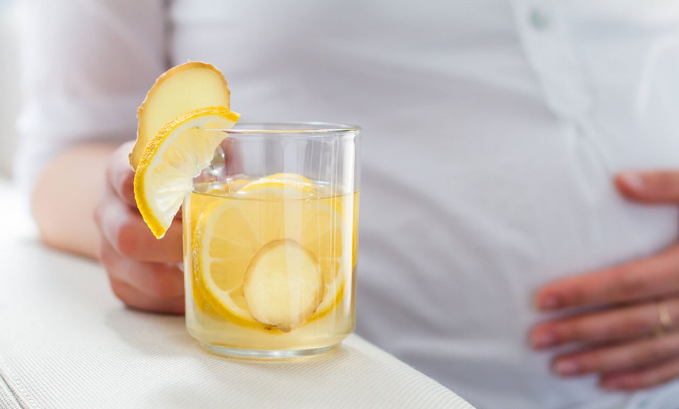 Zitronenwasser gegen Übelkeit in der Schwangerschaft