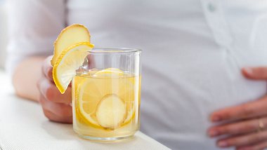 Zitronenwasser gegen Übelkeit in der Schwangerschaft - Foto: istock/KucherAV