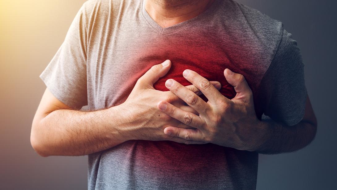 Mann fässt sich ans Herz - Foto: iStock/stevanovicigor