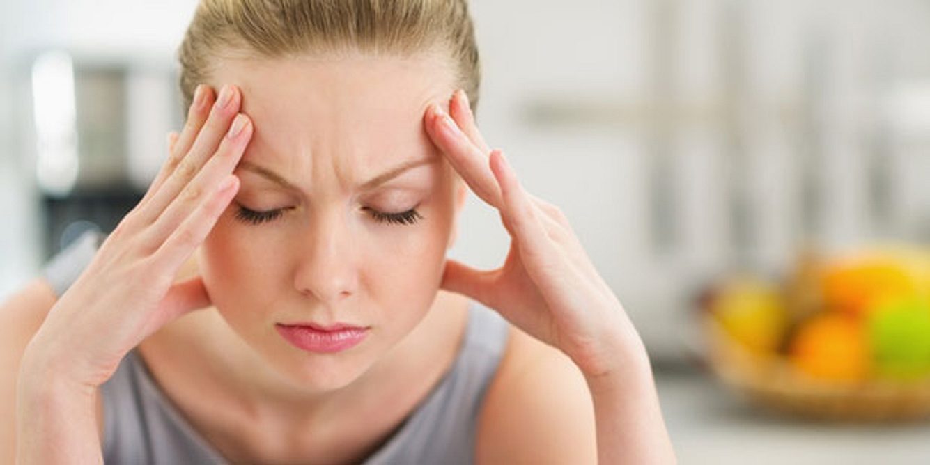 Ständige Müdigkeit oder Kopfschmerzen können ein Hinweis auf eine Übersäuerung sein