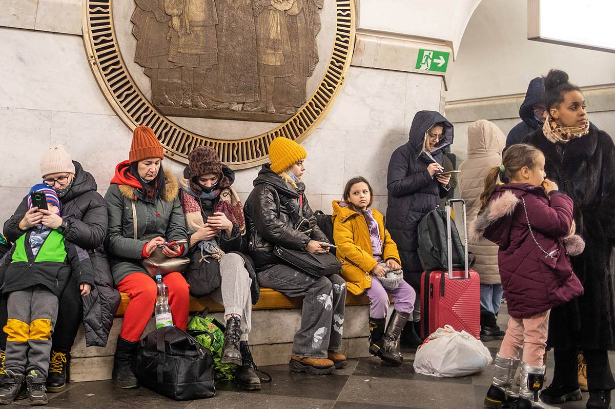 Ukrainer warten im Bahnhof Kiew
