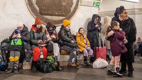Ukrainer warten im Bahnhof Kiew - Foto: IMAGO/UPI Photo