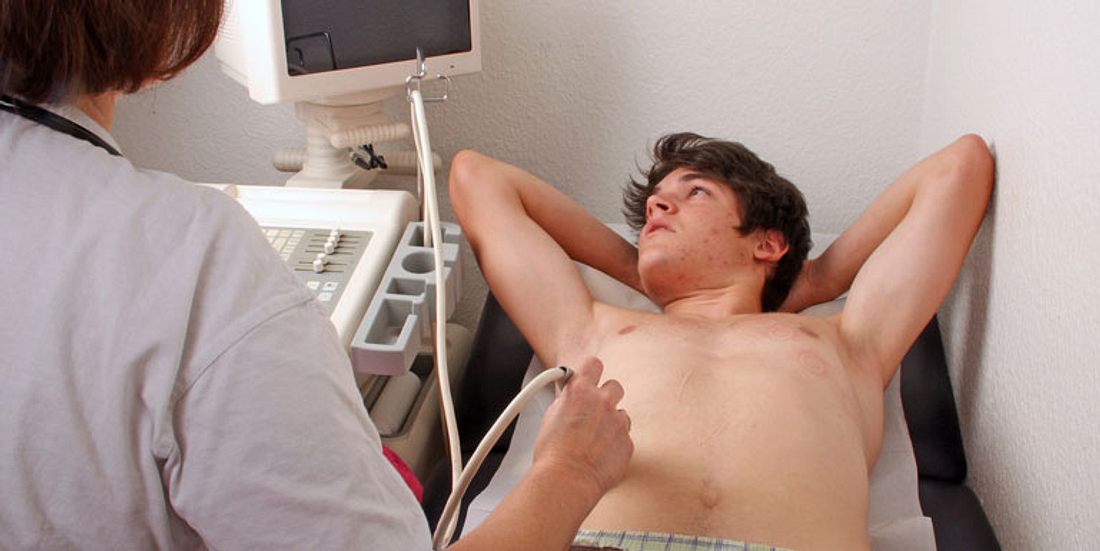 Ultraschall der Leber bei jungem Mann