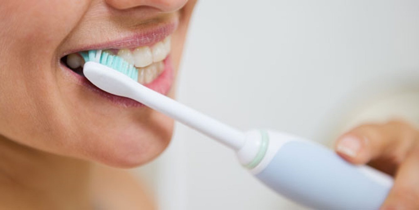 Mindestens zweimal am Tag fünf Minuten die Zähne zu putzen, beugt einer Parodontitis effektiv vor