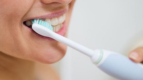 Mindestens zweimal am Tag fünf Minuten die Zähne zu putzen, beugt einer Parodontitis effektiv vor
