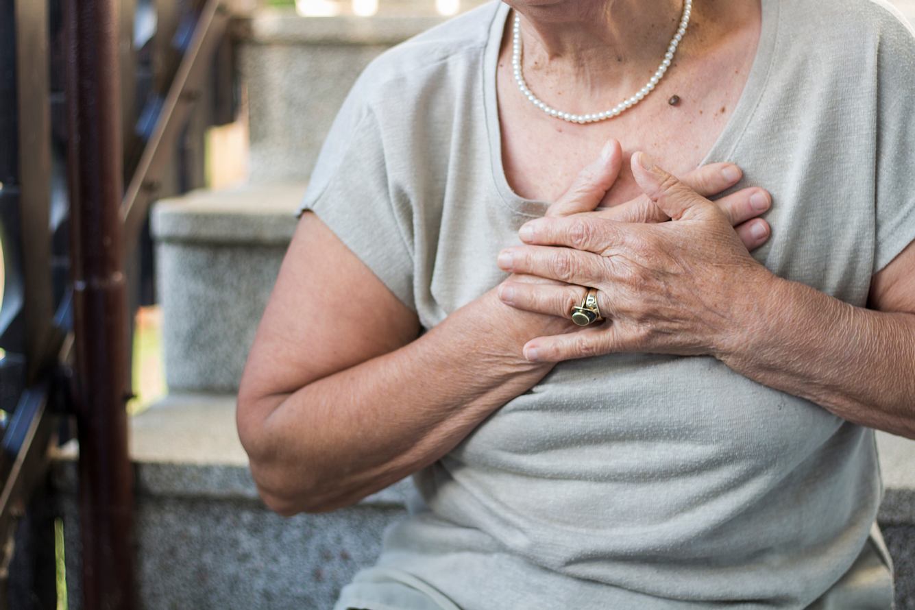 unregelmaessiger-herzschlag-deshalb-soll-er-gesund-sein Frau fässt sich an die Brust