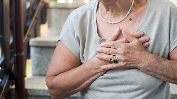 Frau fässt sich an die Brust - Foto: iStock/bilja247