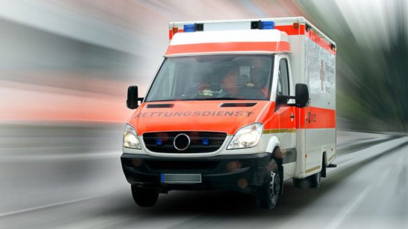 Bei einer Unterkühlung sofort einen Krankenwagen rufen - Foto: Fotolia
