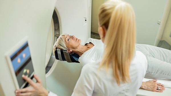 Frau wird in CT geschoben - Foto: iStock/ Drazen Zigic