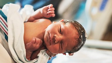 Baby-Haare werden gewaschen - Foto: iStock/shaunl