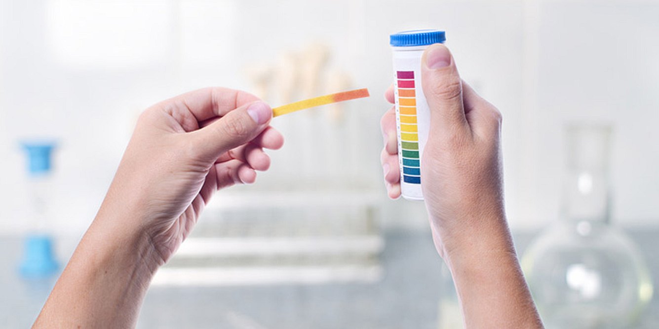 Mit einem Teststreifen lässt sich der pH-Wert der Scheide überprüfen