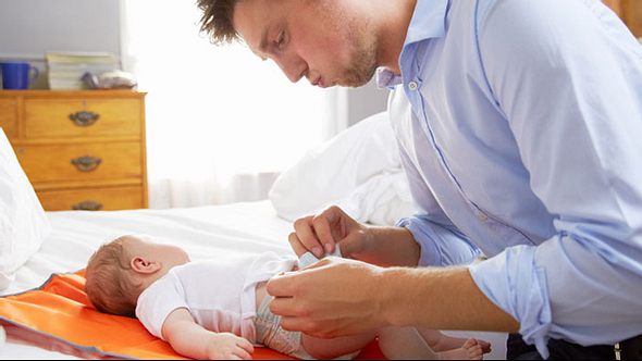 Vater beim Baby Wickeln entdeckt Blut in der Windel - Foto: Fotolia