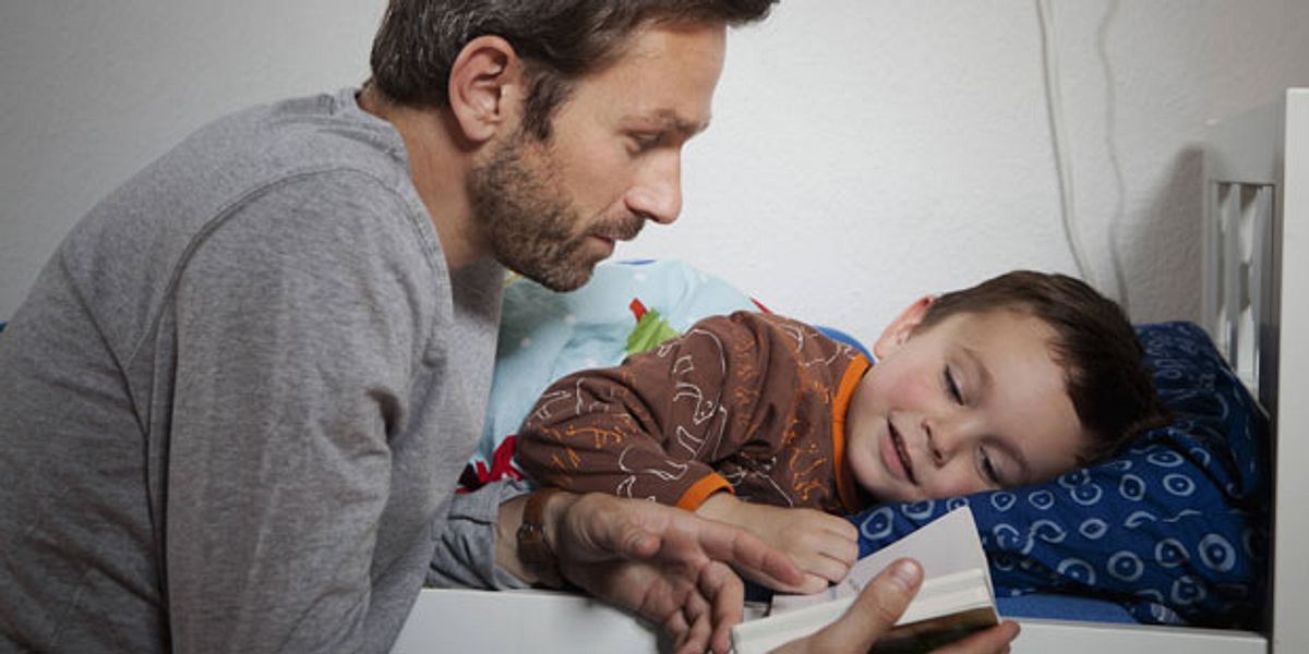 Vater und Sohn lesen Buch