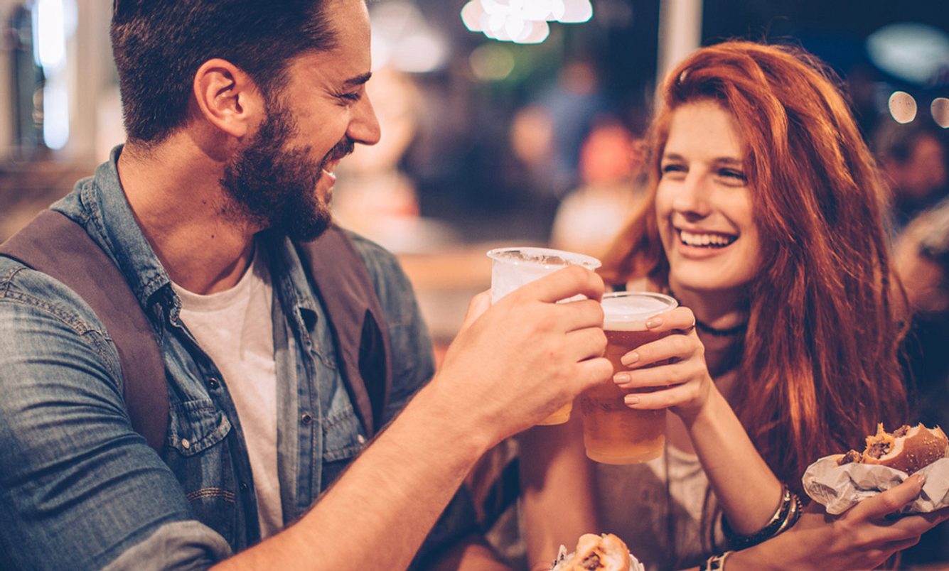 Ein Mann und eine Frau trinken in einer Bar Bier