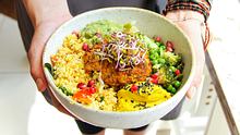 Eine Person hält einen Teller mit einer veganen Mahlzeit. - Foto: iStock / Synergee 