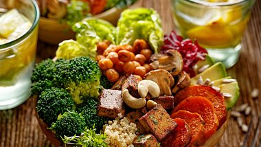 Vegane Lebensmittel in einer Schüssel - Foto: istock/zi3000