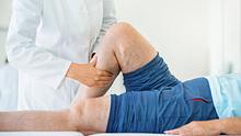Eine Massage an den Beinen - Foto: iStock / gilaxia