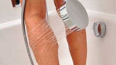 Wenn kein öffentliches Kneipp-Becken zum Wassertreten in der Nähe ist, tut’s auch die heimische Badewanne – z. B. für kalte Güsse