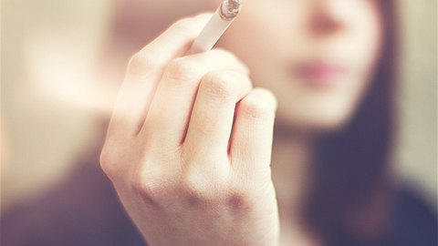 Eine Frau mit einer Zigarette in der Hand - Foto: iStock_Mac99