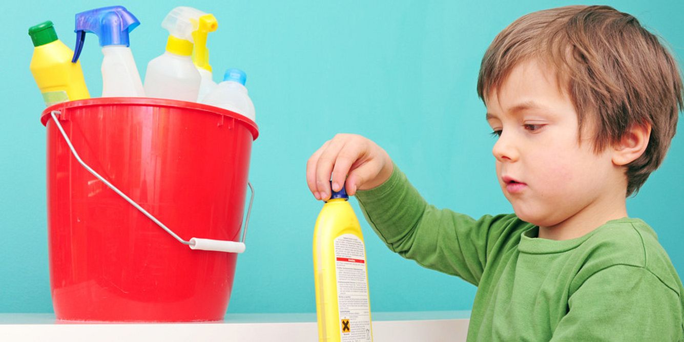 Bewahren Sie Reinigungsmittel immer außerhalb der Reichweite von Kindern auf, um Vergiftungen zu verhindern