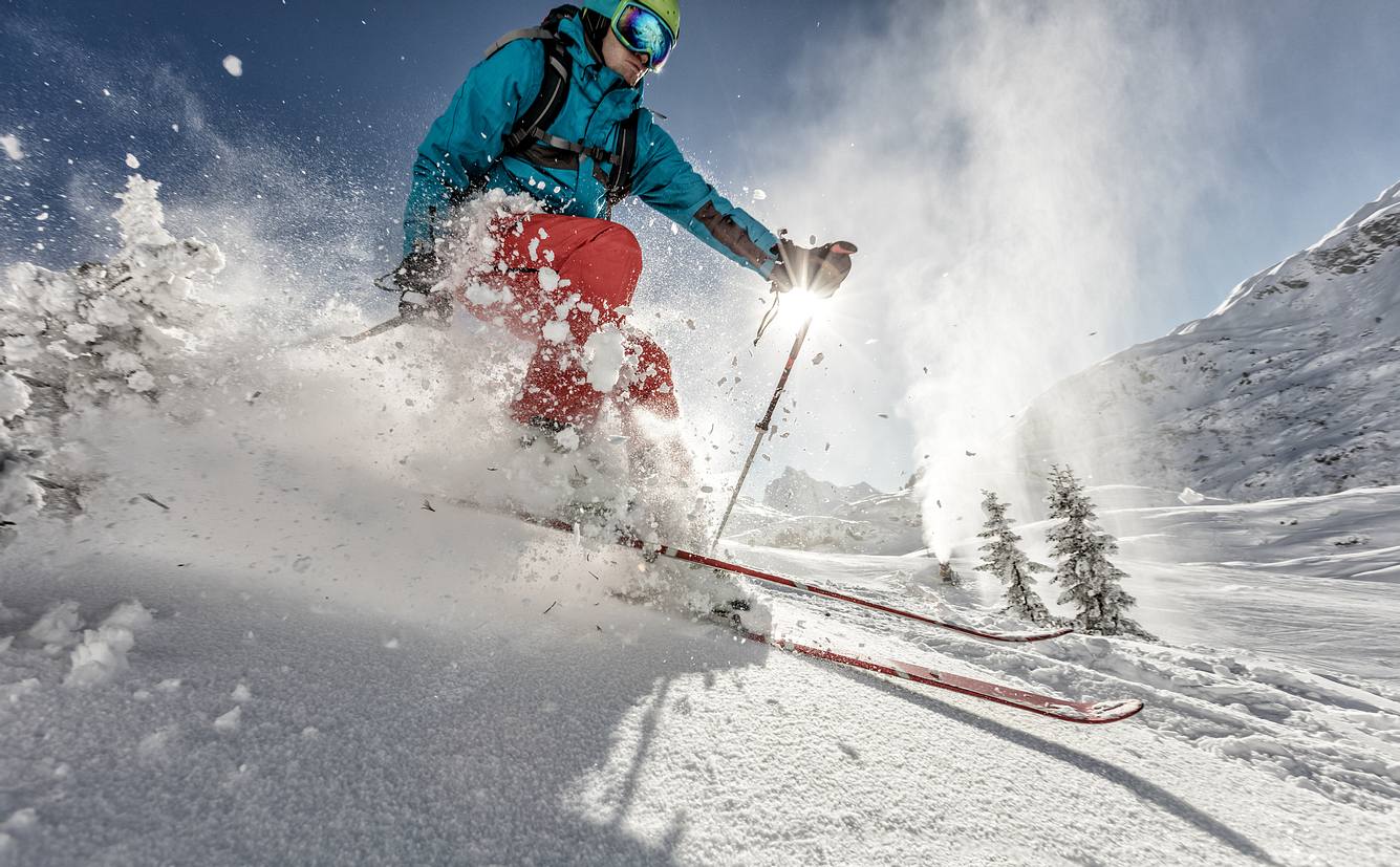 Skifahrer fährt eine Piste runter
