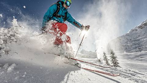 Skifahrer fährt eine Piste runter - Foto: iStock/Jag_cz