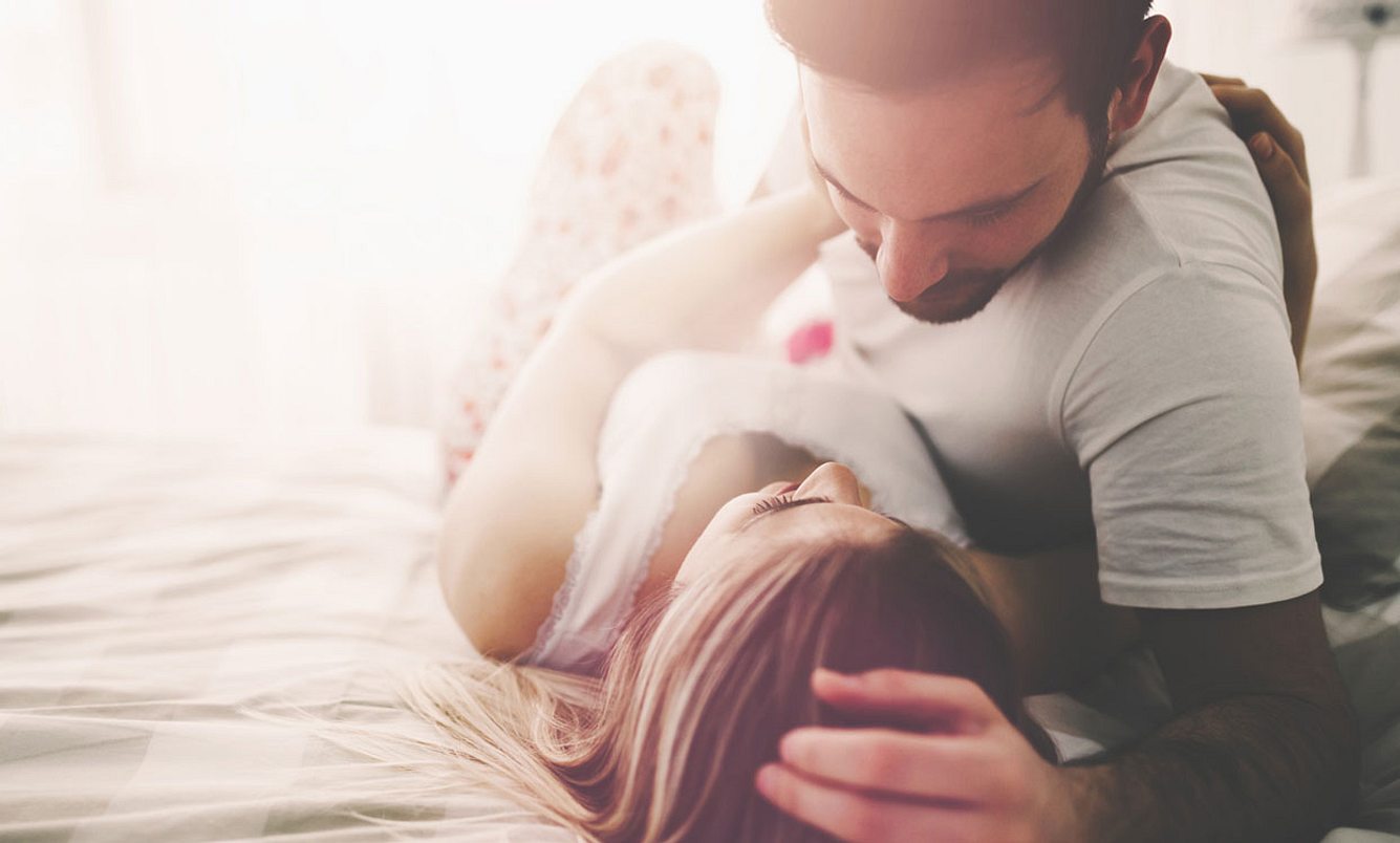 Verliebtes Pärchen im Bett