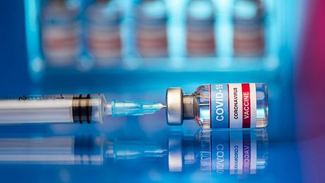 Impfdosis mit Spritze - Foto: iStock/Toshe_O