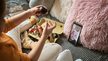 Enkelin beim Videotelefonat mit ihrem Opa an Ostern - Foto: iStock / Charli Bandit
