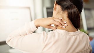 Frau legt ihre Hand in den Nacken. - Foto: iStock/ecilie_Arcurs