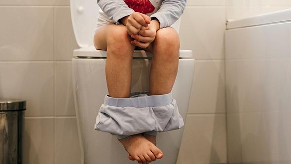 Ein Kind auf Toilette - Foto: iStock/SolStock