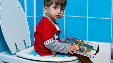 Kind hat Verstopfung aus Angst vor Toilette - Foto: Fotolia