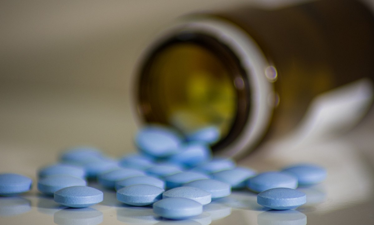 Blaue Pillen auf einem Tisch