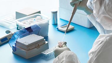 Person hält Laborprobe - Foto: Istock/anyaivanova